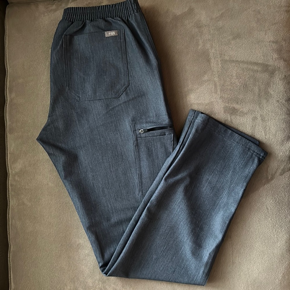 Figs size small scrub bottoms in dark/blue denim look